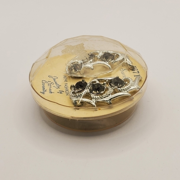 NOS VINTAGE SARAH COVENTRY COOL SURRENDER #7671 EARRINGS CLIP ON BOX JEWELRY NEW - Picture 4 of 12